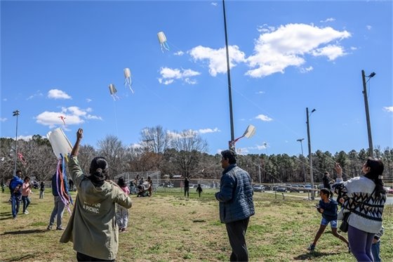 families flying kites at Anderson Park for the Annual Kite Fly